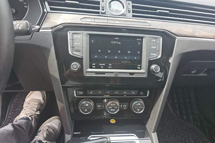 Used Volkswagen Magotan 2017 330TSI DSG Luxury Model Audio And AC Panel
