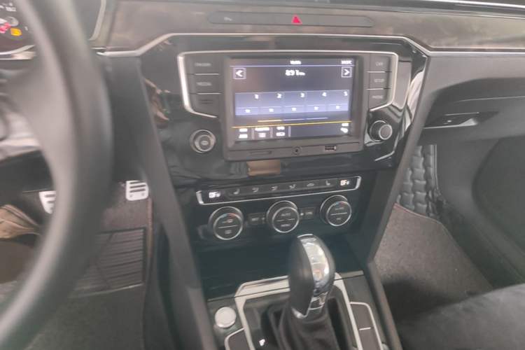 Used Volkswagen Magotan 2017 330TSI DSG Luxury Model Audio And AC Panel