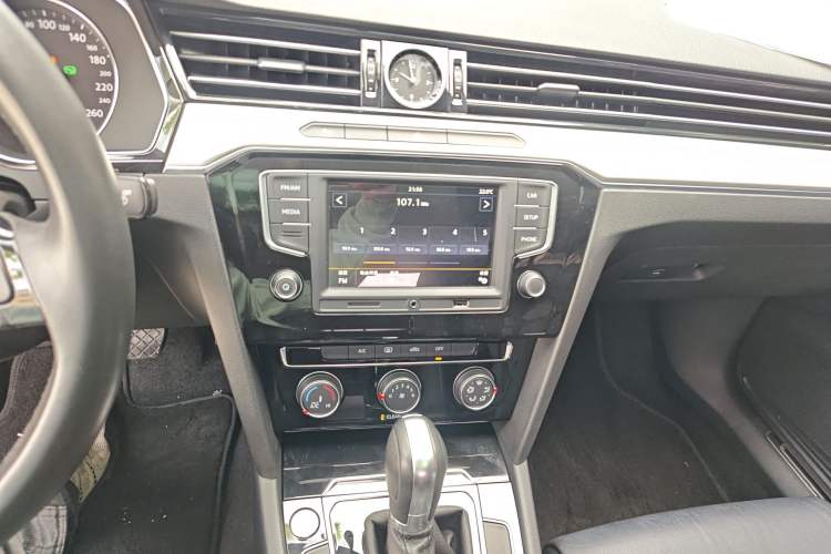 Used Volkswagen Magotan 2017 330TSI DSG Leading Model Audio And AC Panel