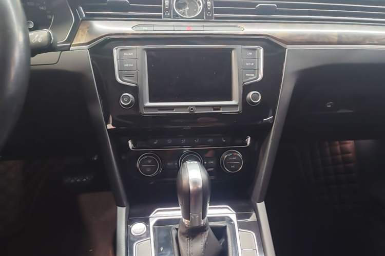 Used Volkswagen Magotan 2017 330TSI DSG Luxury Model Audio And AC Panel