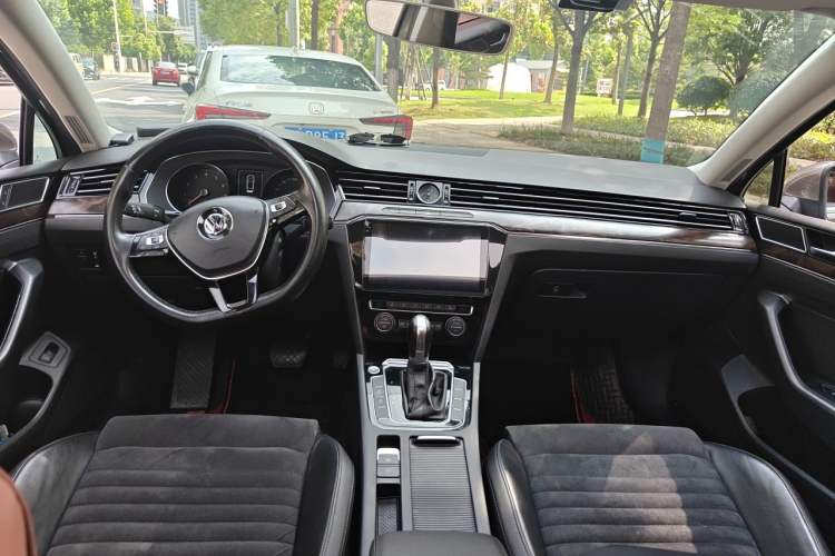 Used Volkswagen Magotan 2017 330TSI DSG Luxury Model Center Console