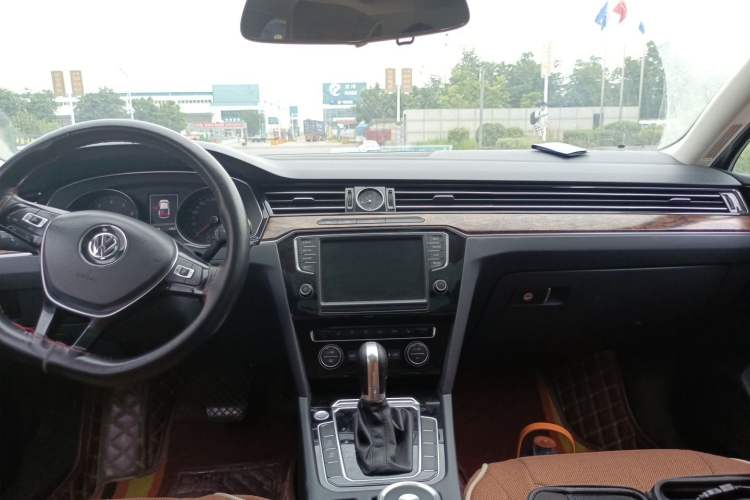 Used Volkswagen Magotan 2017 330TSI DSG Luxury Model Center Console