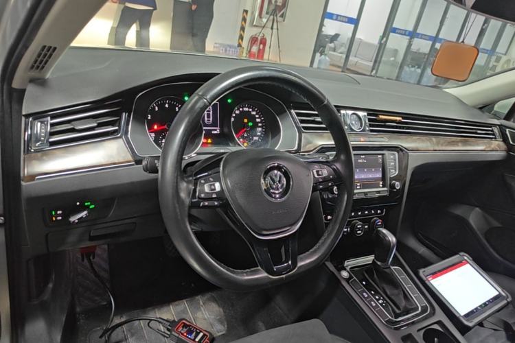 Used Volkswagen Magotan 2017 330TSI DSG Luxury Model Center Console