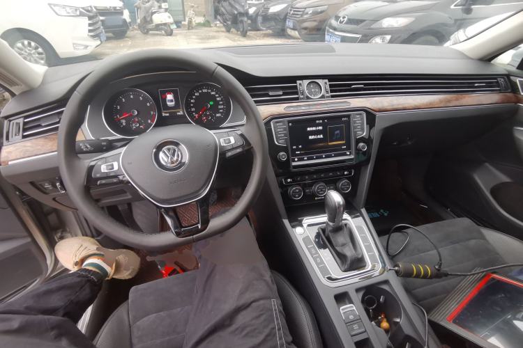 Used Volkswagen Magotan 2017 330TSI DSG Luxury Model Center Console