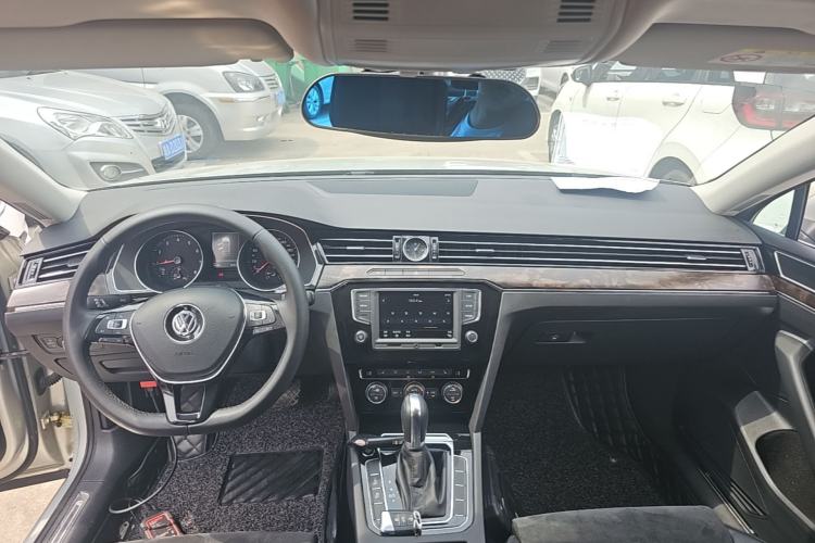 Used Volkswagen Magotan 2017 330TSI DSG Luxury Model Center Console