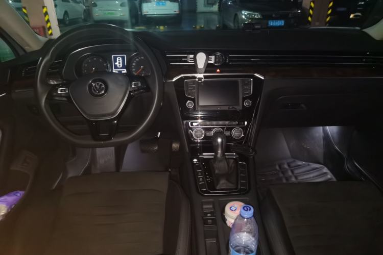 Used Volkswagen Magotan 2017 330TSI DSG Luxury Model Center Console