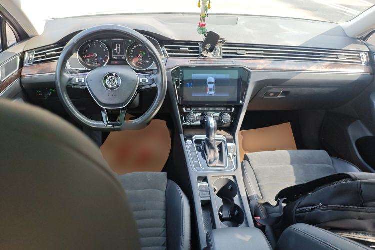 Used Volkswagen Magotan 2017 330TSI DSG Luxury Model Center Console