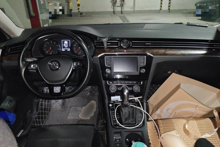 Used Volkswagen Magotan 2017 330TSI DSG Luxury Model Center Console