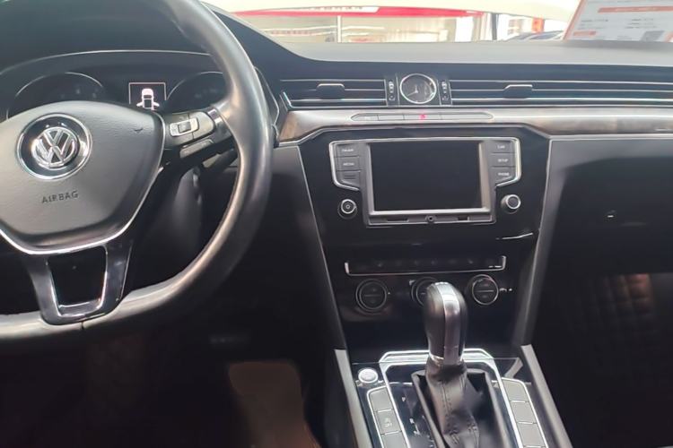 Used Volkswagen Magotan 2017 330TSI DSG Luxury Model Center Console