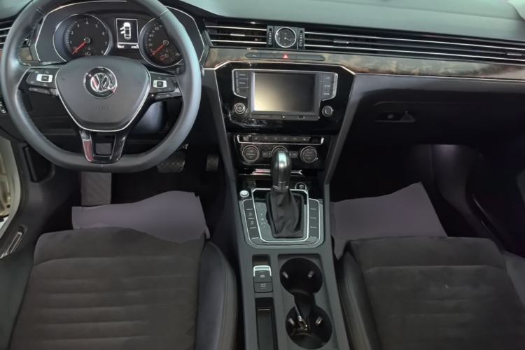 Used Volkswagen Magotan 2017 330TSI DSG Luxury Model Center Console