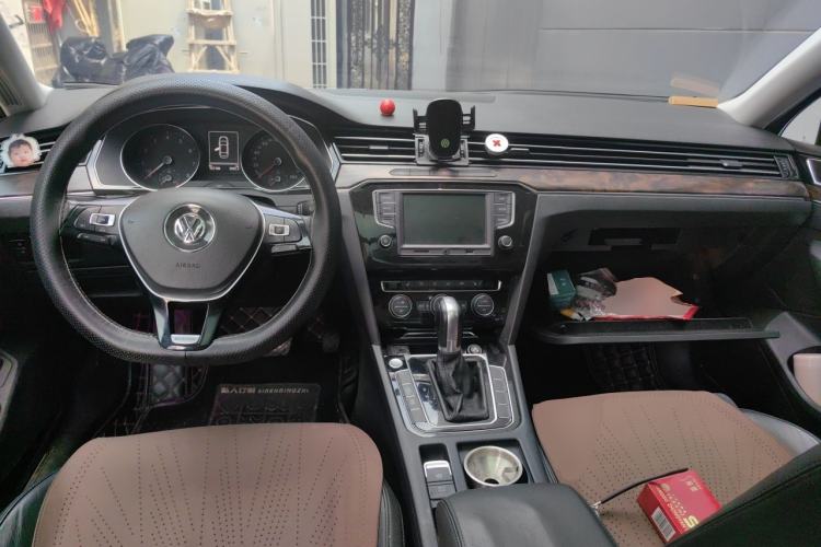 Used Volkswagen Magotan 2017 330TSI DSG Luxury Model Center Console