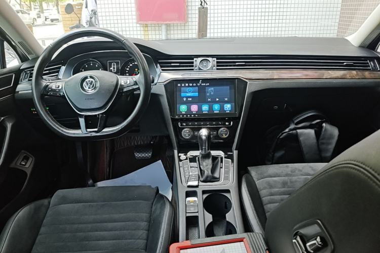 Used Volkswagen Magotan 2017 330TSI DSG Luxury Model Center Console