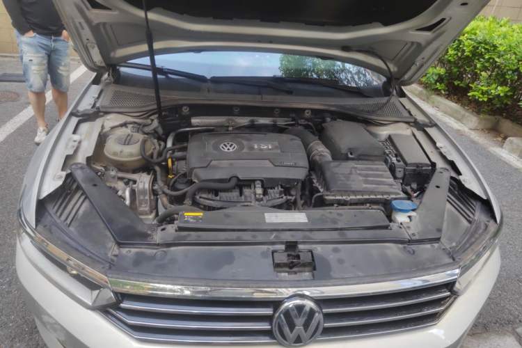 Used Volkswagen Magotan 2017 330TSI DSG Luxury Model Engine Bay