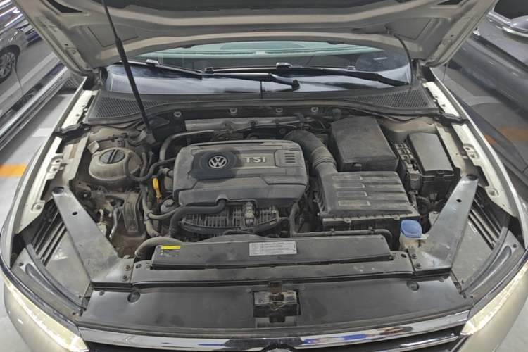 Used Volkswagen Magotan 2017 330TSI DSG Luxury Model Engine Bay