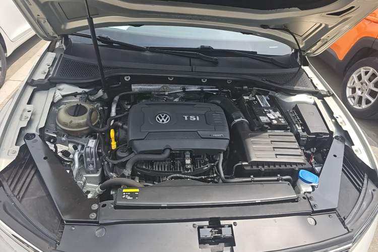 Used Volkswagen Magotan 2017 330TSI DSG Luxury Model Engine Bay
