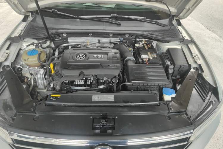 Used Volkswagen Magotan 2017 330TSI DSG Luxury Model Engine Bay