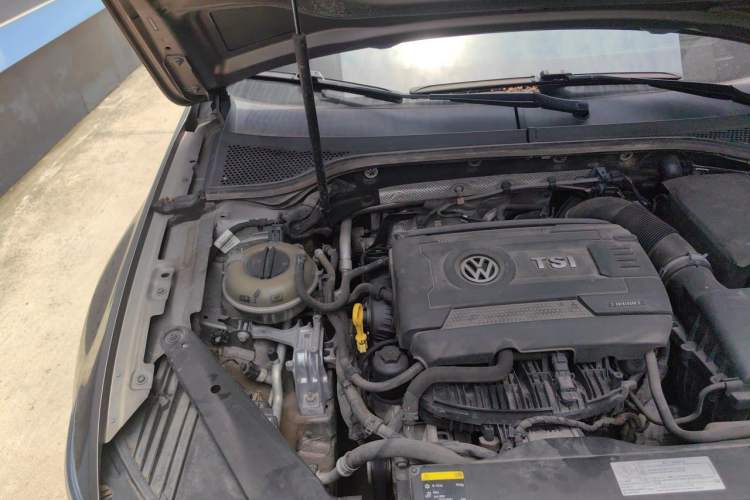 Used Volkswagen Magotan 2017 330TSI DSG Luxury Model Engine Bay Right