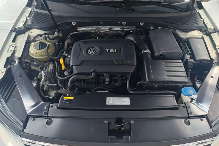 Used Volkswagen Magotan 2017 330TSI DSG Luxury Model Engine Bay