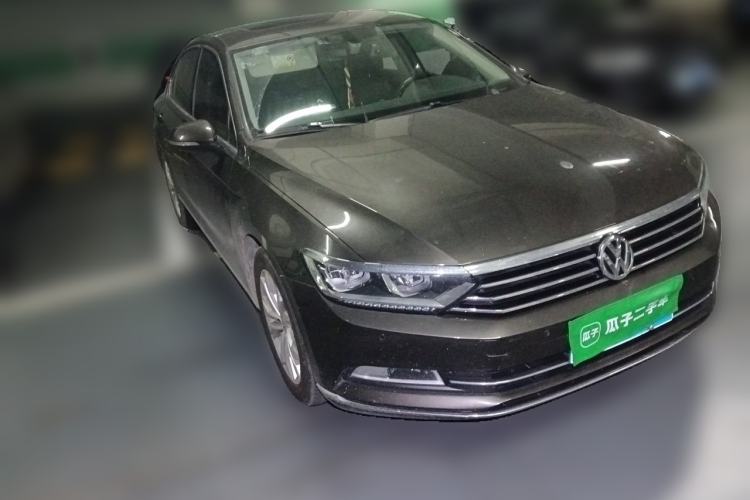 Used Volkswagen Magotan 2017 380TSI DSG Luxury Model Front Right 45 Deg