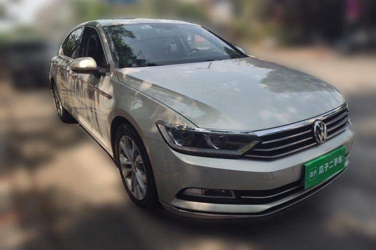 Used Volkswagen Magotan 2017 330TSI DSG Luxury Model Front Right 45 Deg