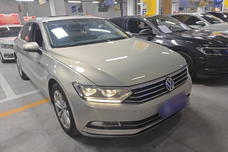 Used Volkswagen Magotan 2017 330TSI DSG Luxury Model Front Right 45 Deg
