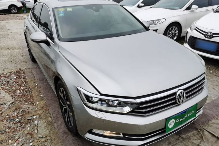 Used Volkswagen Magotan 2017 330TSI DSG Luxury Model Front Right 45 Deg