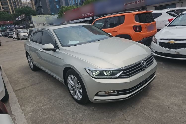 Used Volkswagen Magotan 2017 330TSI DSG Luxury Model Front Right 45 Deg