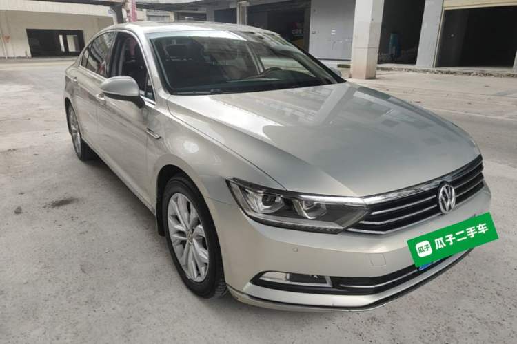 Used Volkswagen Magotan 2017 330TSI DSG Luxury Model Front Right 45 Deg