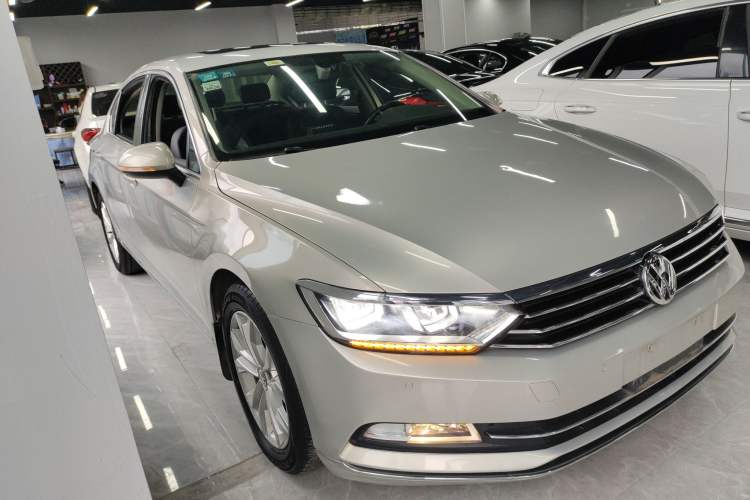 Used Volkswagen Magotan 2017 330TSI DSG Luxury Model Front Right 45 Deg
