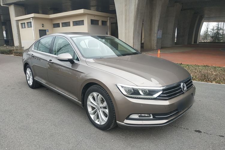 Used Volkswagen Magotan 2017 380TSI DSG Luxury Model Front Right 45 Deg