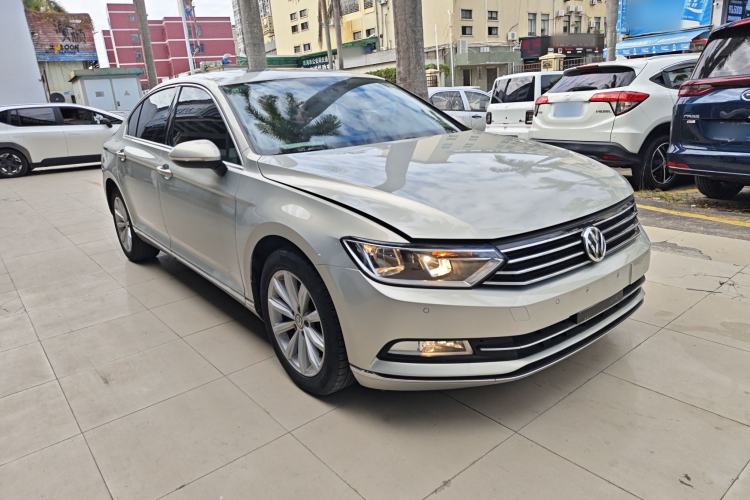 Used Volkswagen Magotan 2017 330TSI DSG Leading Model Front Right 45 Deg