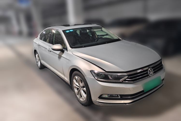 Used Volkswagen Magotan 2017 330TSI DSG Luxury Model Front Right 45 Deg