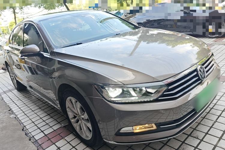 Used Volkswagen Magotan 2017 330TSI DSG Luxury Model Front Right 45 Deg
