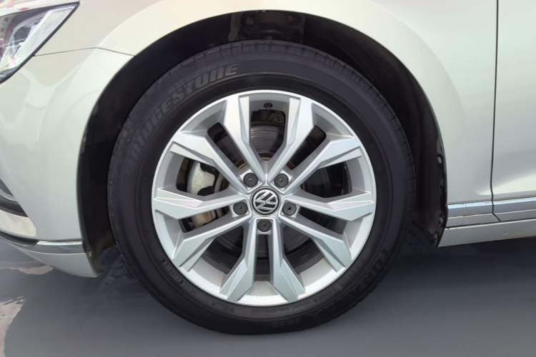Used Volkswagen Magotan 2017 330TSI DSG Luxury Model Left Front Wheel Hub