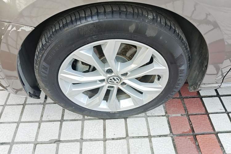Used Volkswagen Magotan 2017 330TSI DSG Luxury Model Left Front Wheel Hub