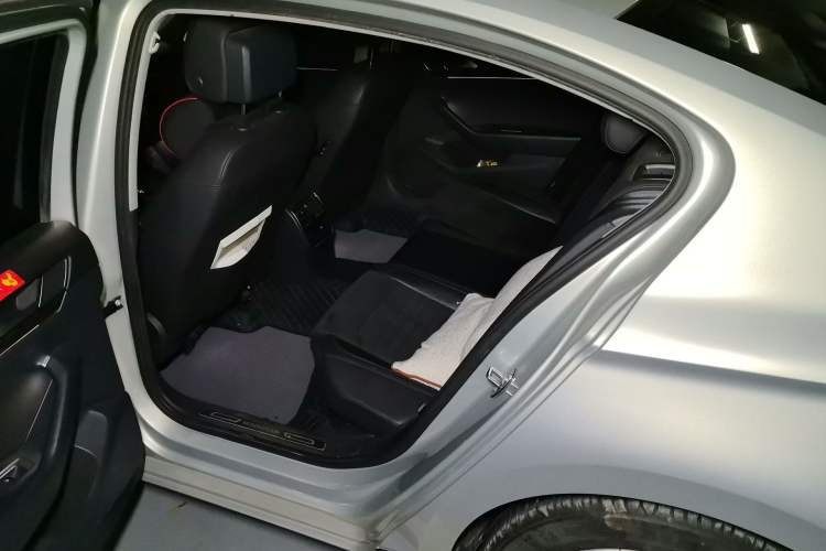 Used Volkswagen Magotan 2017 330TSI DSG Luxury Model Left Rear Seat