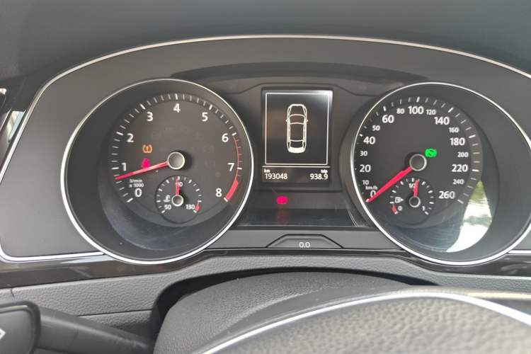 Used Volkswagen Magotan 2017 330TSI DSG Luxury Model Odometer Close Up