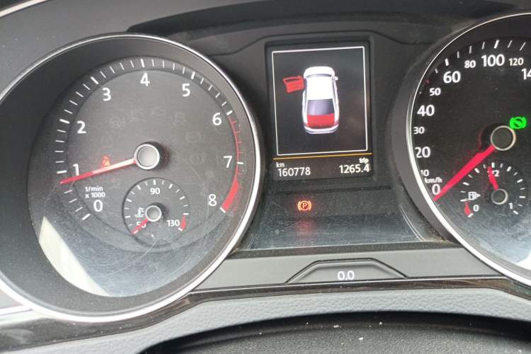 Used Volkswagen Magotan 2017 330TSI DSG Luxury Model Odometer Close Up