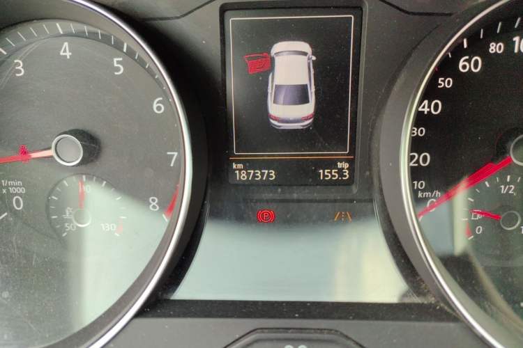 Used Volkswagen Magotan 2017 330TSI DSG Luxury Model Odometer Close Up