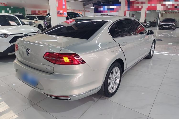 Used Volkswagen Magotan 2017 330TSI DSG Luxury Model Rear Right 45 Deg