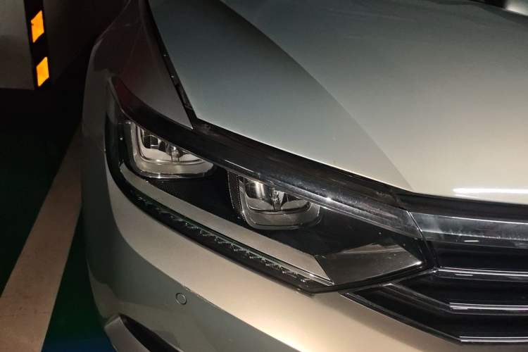 Used Volkswagen Magotan 2017 380TSI DSG Luxury Model Right Front Headlight