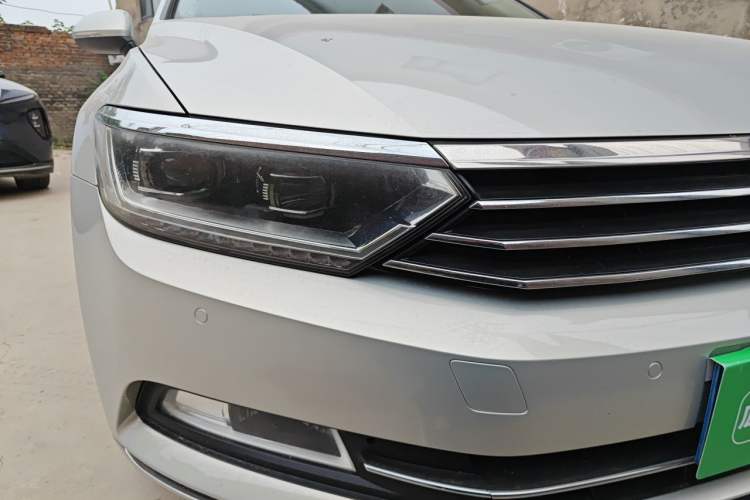 Used Volkswagen Magotan 2017 330TSI DSG Leading Model Right Front Headlight