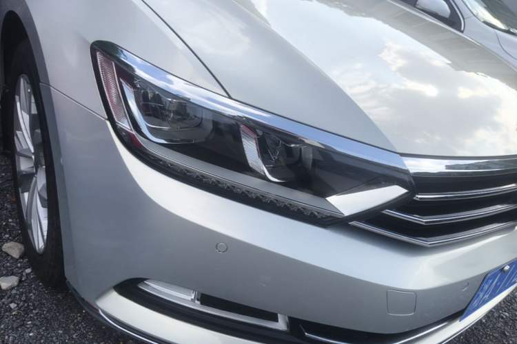 Used Volkswagen Magotan 2017 330TSI DSG Luxury Model Right Front Headlight