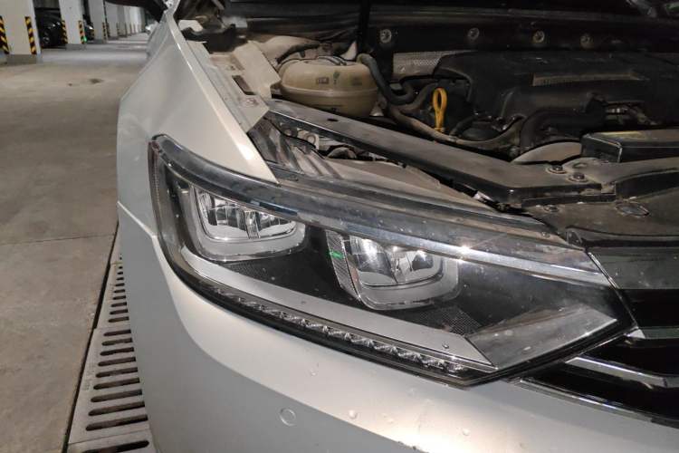 Used Volkswagen Magotan 2017 330TSI DSG Luxury Model Right Front Headlight