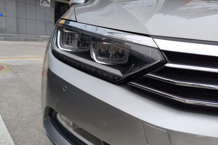 Used Volkswagen Magotan 2017 330TSI DSG Luxury Model Right Front Headlight