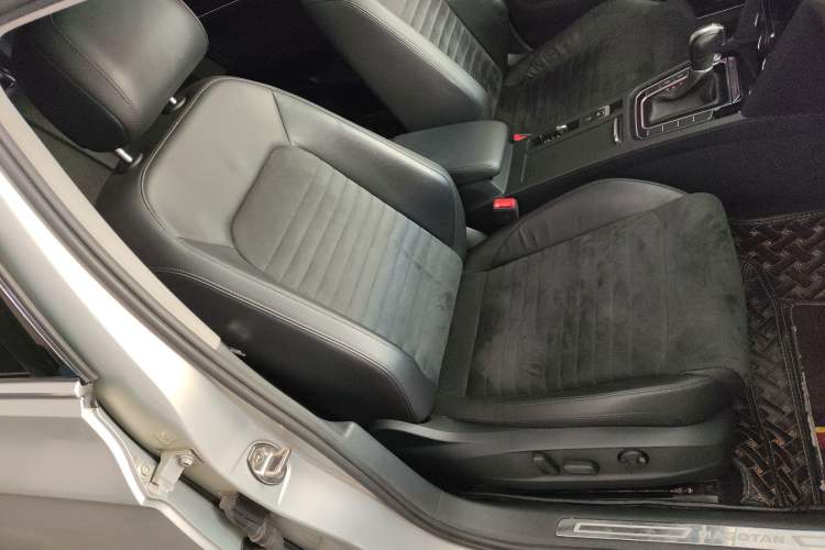 Used Volkswagen Magotan 2017 330TSI DSG Luxury Model Right Front Seat