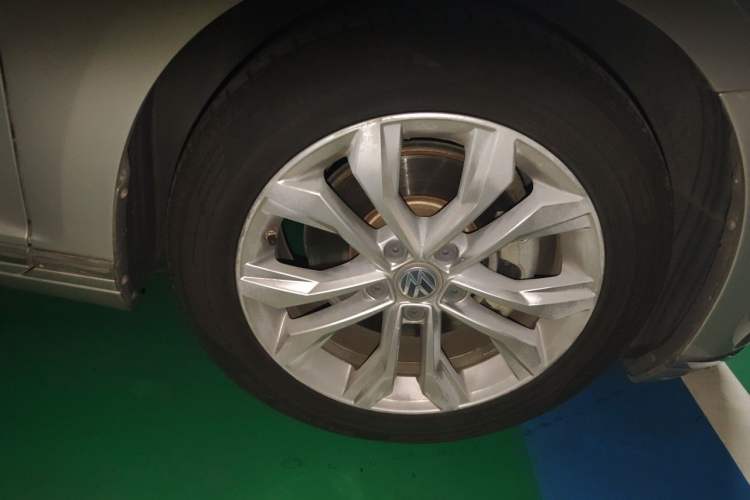 Used Volkswagen Magotan 2017 380TSI DSG Luxury Model Right Front Wheel Hub