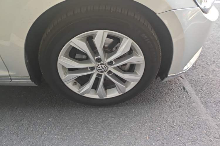 Used Volkswagen Magotan 2017 330TSI DSG Luxury Model Right Front Wheel Hub