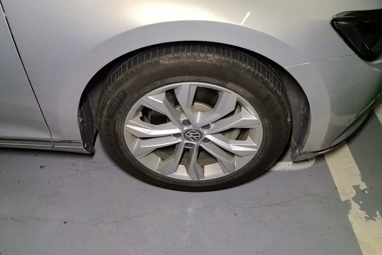 Used Volkswagen Magotan 2017 330TSI DSG Luxury Model Right Front Wheel Hub