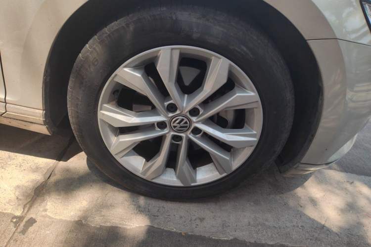 Used Volkswagen Magotan 2017 330TSI DSG Luxury Model Right Front Wheel Hub